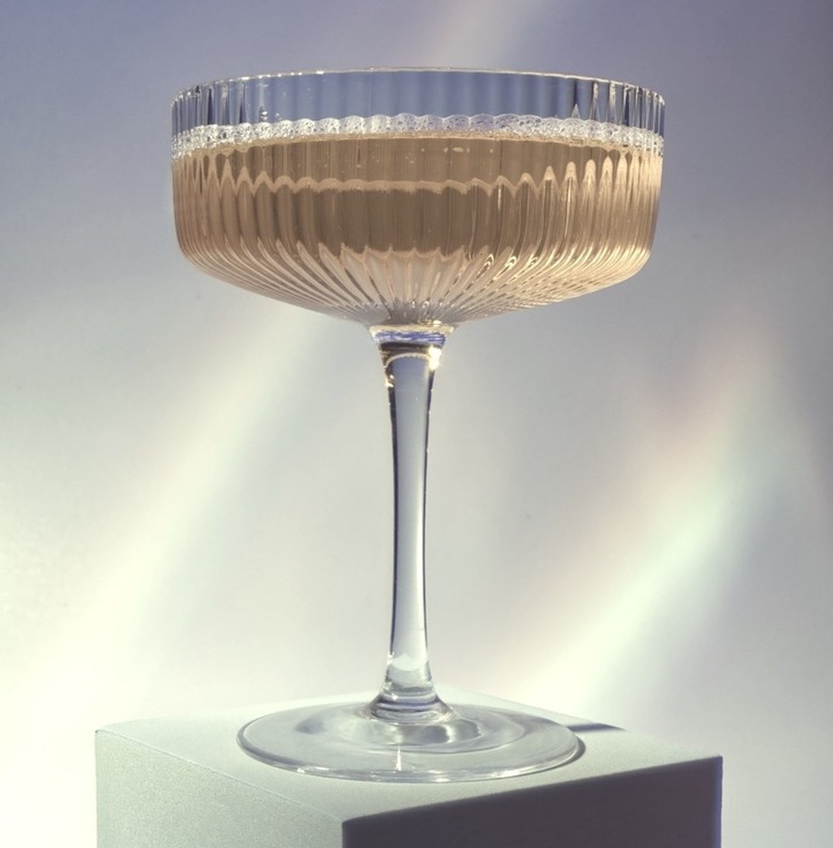 Elegant Sparkling Ros Cocktail in Crystal Coupe Glass - Perfect for New Year's Celebration or Sophisticated Bar Menus martini drink champagner trinken alkohol party