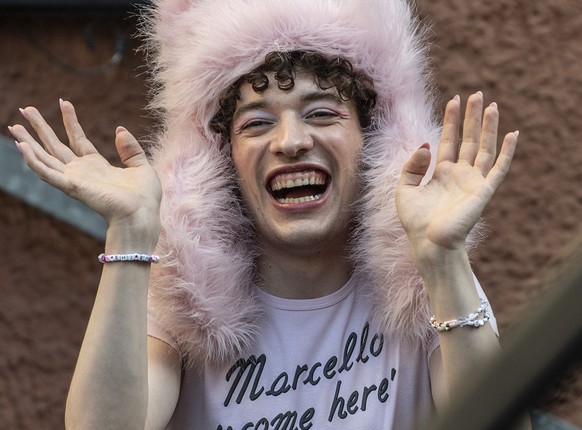 Nemo, Saenger und Sieger des Eurovision Song Contest, ESC, wird von der Stadt Biel offiziell empfangen, am Montag, 17. Juni 2024, in Biel. (KEYSTONE/Peter Schneider)