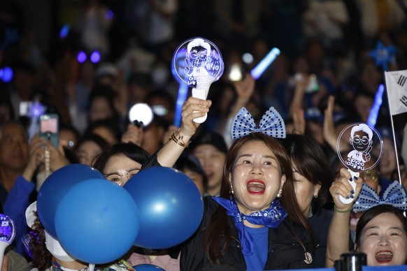 epaselect epa12152492 Supporters of Lee Jae-Myung of the Democratic Party react while watching exit polls broadcast after voting closes in the presidential election, in Seoul, South Korea, 03 June 202 ...
