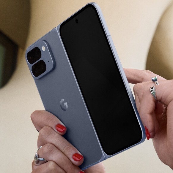 Google Pixel 10 Pro Fold in der Farbe Moonstone.