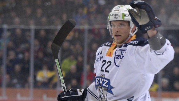 Zugs Torschuetze Santeri Alatalo jubelt zum 1:1, im ersten Eishockey Playoff-Finalspiel der National League zwischen dem SC Bern und dem EV Zug, am 11. April 2019, in der PostFinance Arena in Bern. (K ...