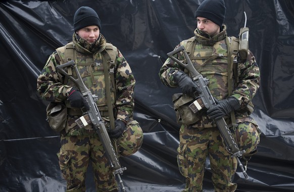 ARCHIV --- ZUM BESCHLUSS DES BUNDESRATES, AM WEF WEITER ARMEEANGEHOERIGE EINZUSETZEN, STELLEN WIR IHNEN FOLGENDES BILD ZUR VERFUEGUNG --- Swiss army soldiers patrol during a media visiting day from th ...