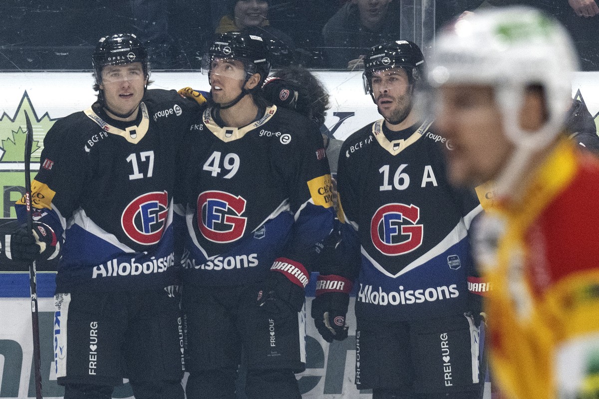 Gotterons Janne Kuokkanen, Victor Rask und Raphael Diaz, von links, feiern den Treffer zum 2-0 im Eishockey Qualifikationsspiel der National League zwischen dem HC Fribourg Gotteron und dem EHC Biel,  ...