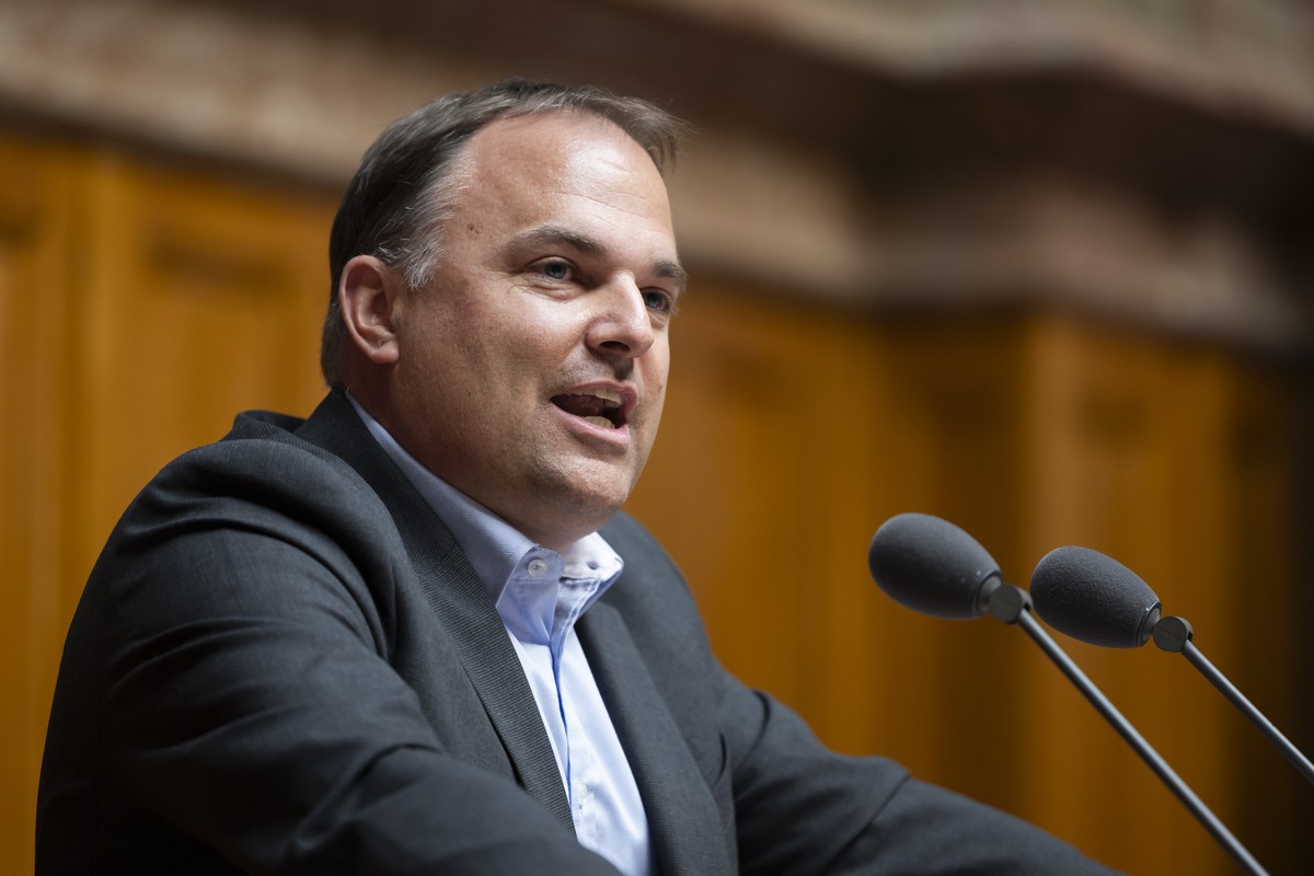 Marcel Dettling, SVP-SZ, spricht ueber seine Motion "Asylnotstand. Aufnahmestopp", waehrend einer Sondersession des Nationalrats, am Mittwoch, 17. April 2024, im Nationalrat in Bern. (KEYSTO ...