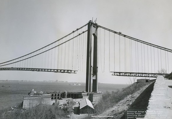 Bau der Verrazzano-Narrows Bridge im März 1964.
https://commons.wikimedia.org/wiki/File:Verrazano-Narrows_Bridge-_The_Beginning_(15715906681).jpg