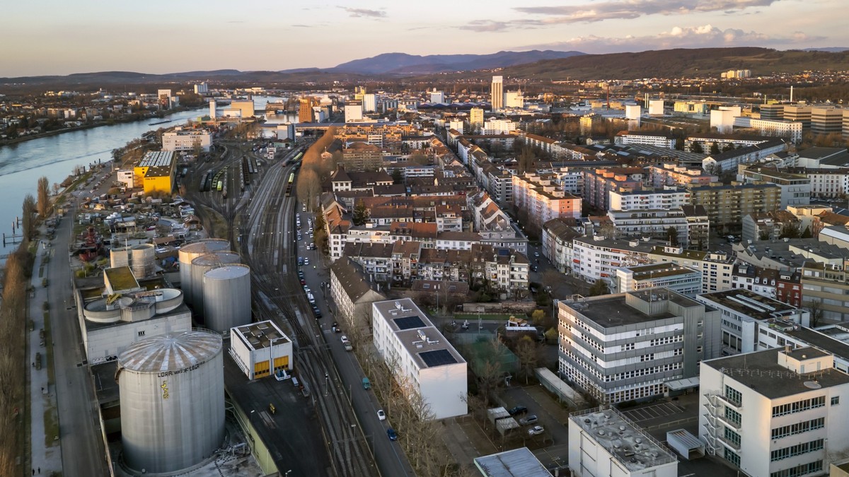 Aktivisten besetzen leerstehende Industrie-Gebäude im Basler Klybeck