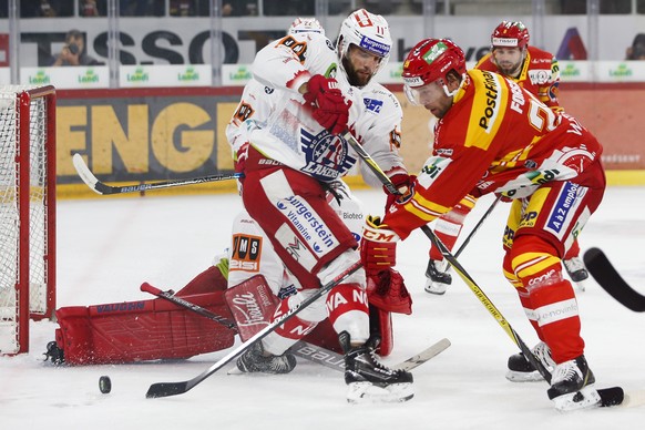 Biels Beat Forster, rechts, im Kampf mit Rapperswils Fabian Maier, im Eishockey Meisterschaftsspiel der National League zwischen dem EHC Biel und SC Rapperswil-Jona Lakers, am Dienstag, 17. September  ...