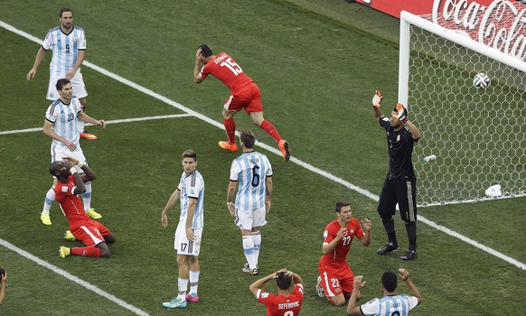 ARCHIV --- ZUR SCHWEIZER NATIONALMANNSCHAFT AN DER FUSSBALL WM 2014 IN BRASILIEN STELLEN WIR IHNEN FOLGENDES BILDMATERIAL ZUR VERFUEGUNG --- Switzerland&#039;s Blerim Dzemaili, top center, reacts afte ...