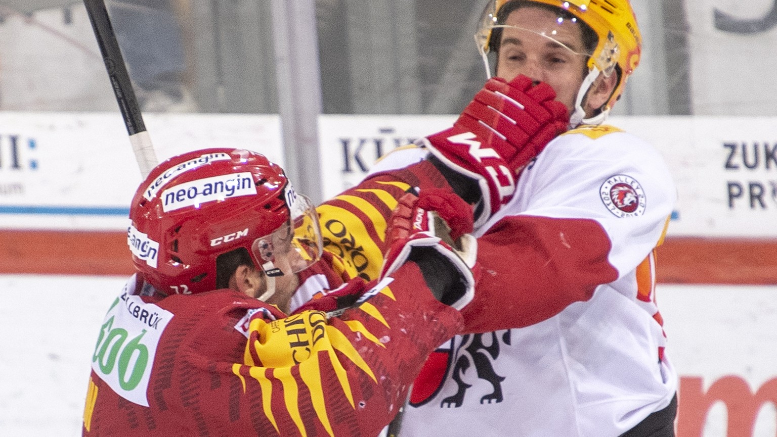 Tigers Samuel Erni, links, kaempft gegen Lausannes Dustin Jeffrey, rechts, waehrend dem sechsten Playoff Viertelfinalspiel der National League zwischen den SCL Tigers und dem HC Lausanne, am Donnersta ...