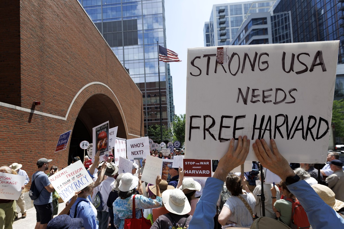 epaselect epa12251791 Members of the Harvard alumni group 'Crimson Courage,' rally outside the John Joseph Moakley Federal Courthouse in Boston, Massachusetts, USA, 21 July 2025. Attorneys r ...