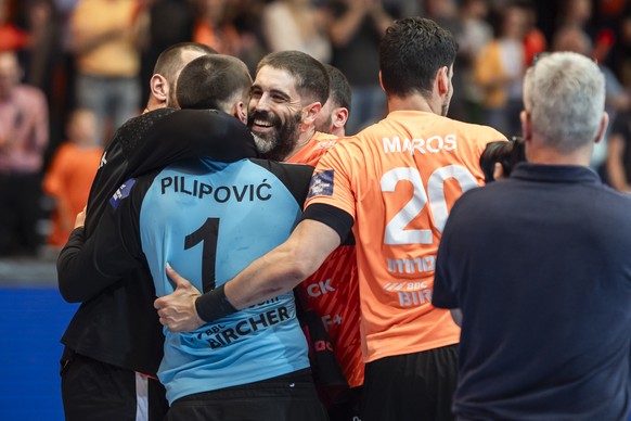 Torhueter Kristian Pilipovic (Kadetten), Juan Castro Alvarez (Kadetten) und Luka Maros (Kadetten), von links, jubeln nach dem ersten Handball Finalspiel zwischen den Kadetten Schaffhausen und dem BSV  ...