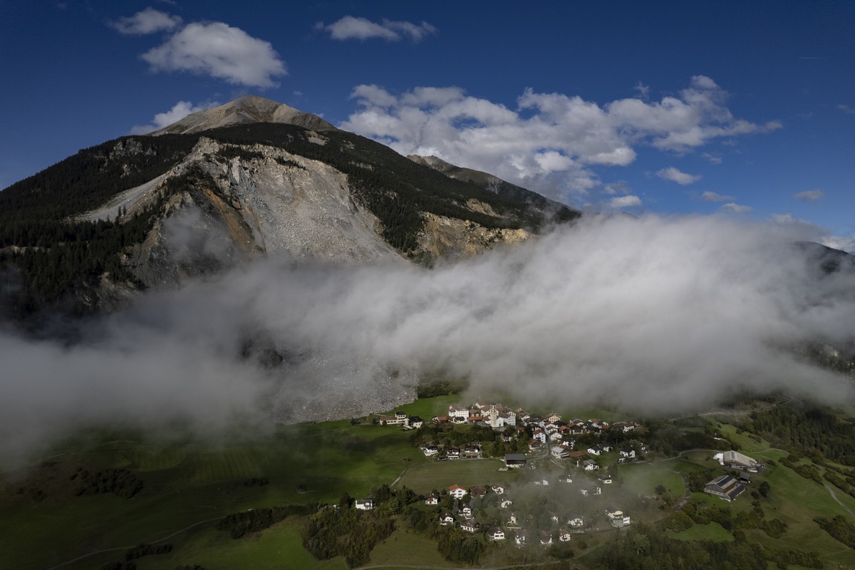 KEYPIX - Das Dorf Brienz/Brinzauls, aufgenommen am Dienstag, 23. September 2025. Das Dorf Brienz ist seit Monaten von einem Bergsturz bedroht. Die Bewohner sind daher evakuiert. Bis Ende September koe ...