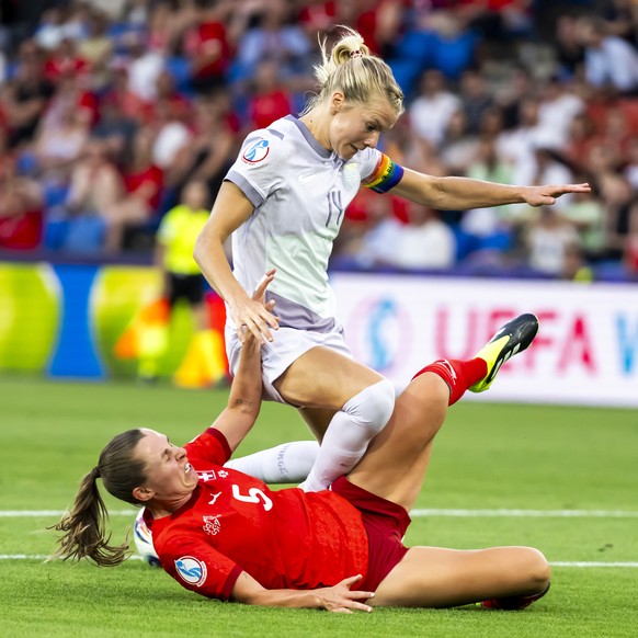 Switzerland&#039;s defender Noelle Maritz, left, fights for the ball against Norway&#039;s forward Ada Hegerberg, right, during the UEFA Women&#039;s EURO 2025 Group A soccer match between Switzerland ...