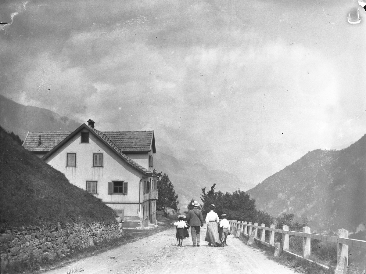 Eine Familie beim Wandern in den Bergen, aufgenommen um 1910. (KEYSTONE/PHOTOPRESS-ARCHIV/Str)