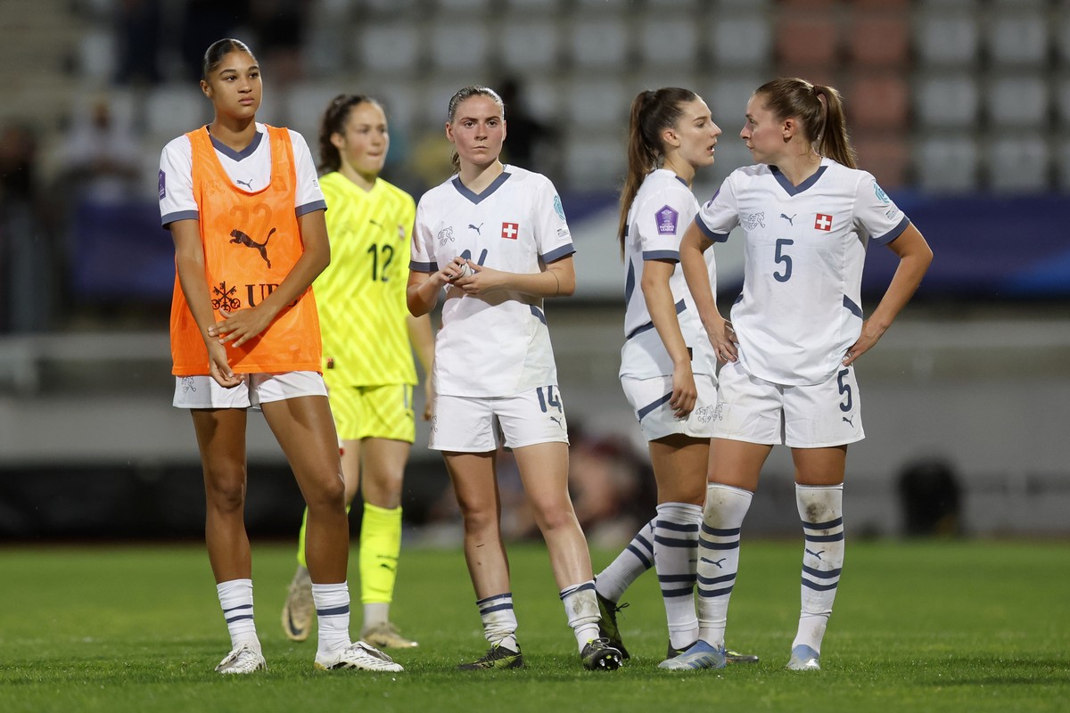 Sydney Schertenleib (CHE), goalkeeper Livia Peng (CHE), Smila Vallotto (CHE), Seraina Piubel (CHE) and Noelle Maritz (CHE), from left, after the UEFA Women's Nations League match France against S ...