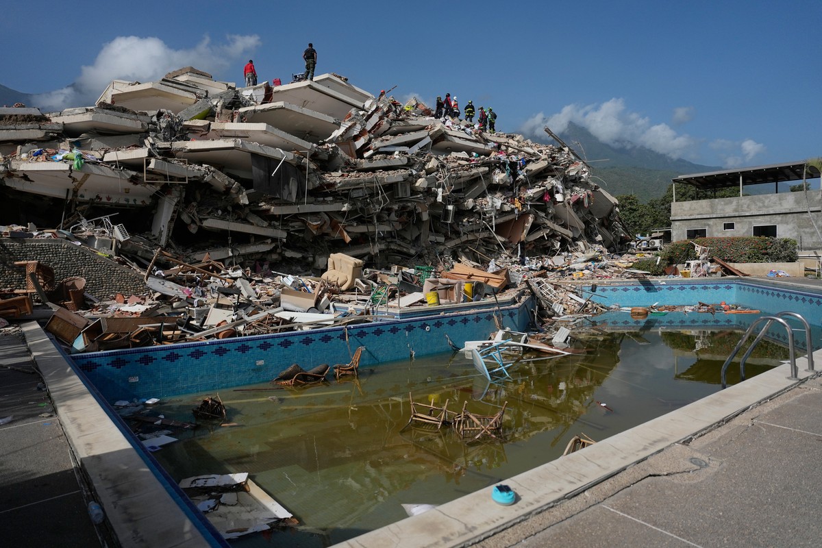 KEYPIX - Rescue workers search through the rubble three days after earthquakes struck Catia La Mar, Venezuela, Saturday, June 27, 2026. (AP Photo/Fernando Vergara)