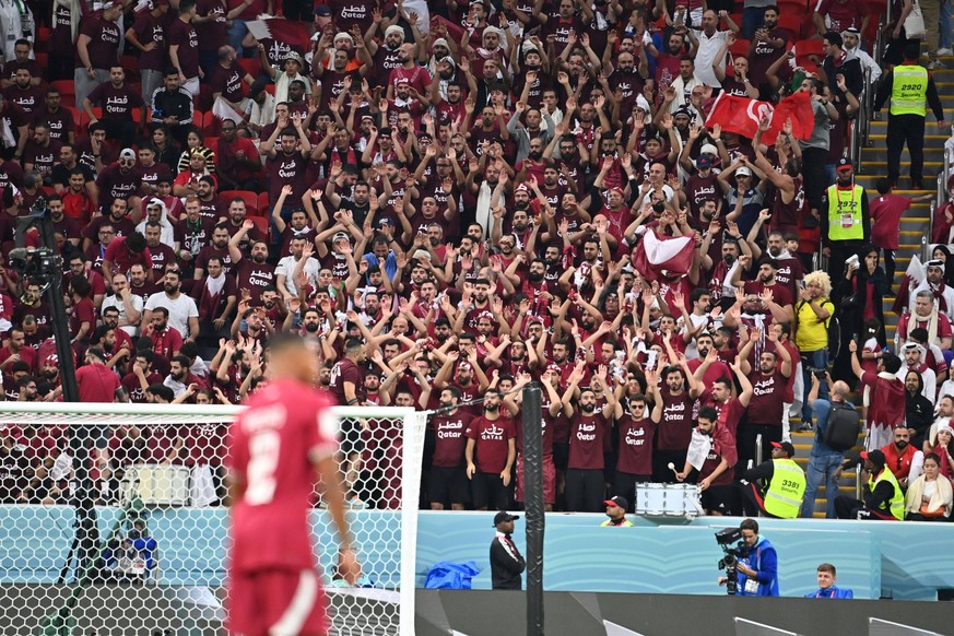 ein ganzer Block katarischer Fans,Fussballfans sorgt gekuenstelt fuer Stimmung. Spiel 1,Gruppe A Qatar - Ecuador 0-2, am 20.11.2022, Al Bayt Stadium. Fussball Weltmeisterschaft 20122 in Katar vom 20.1 ...