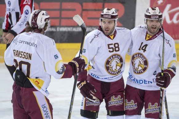 Servettes Johan Fransson, Romain Loeffel, Juraj Simek, von links, jubeln beim Ausgleich zum 1:1, waehrend dem Meisterschaftsspiel der National League, zwischen den SCL Tigers und dem Genf-Servette HC, ...