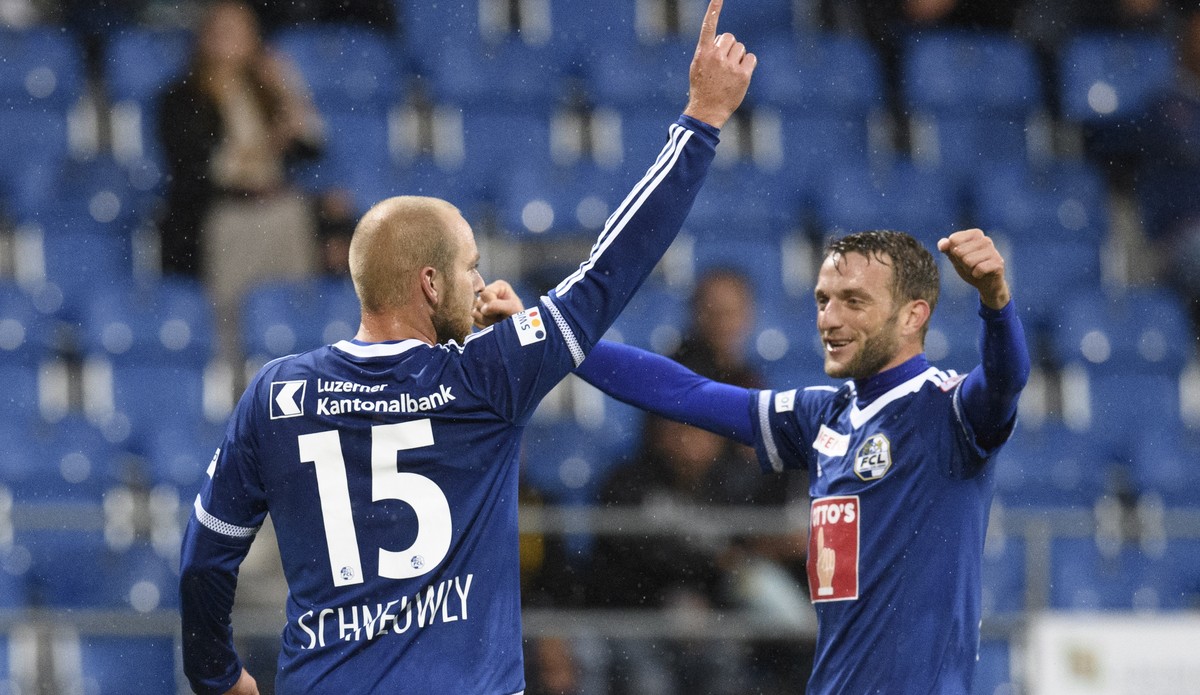 Luzerns Marco Schneuwly, links, bejubelt mit Christian Schneuwly, rechts, seinen Treffer zum 0-1, im Fussball Super League Spiel zwischen dem FC Vaduz und dem FC Luzern am Mittwoch, 10. August 2016, i ...