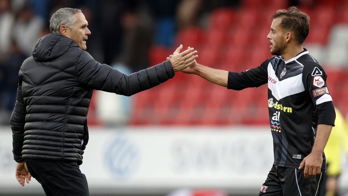 L'entraineur du FC Lugano Pierluigi Tami, a gauche, felicite le milieu tessinois Davide Mariani, a droite, a la fin de la rencontre de football de Super League entre le FC Sion et le FC Lugano ce ...