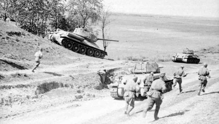 T-34 mit Infanteristen im Sommer 1943.