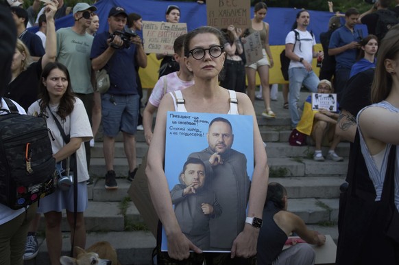 Der Schattenpräsident? Für diese Demonstrantin in Kiew steckt Andrij Jermak hinter dem Versuch, die Unabhängigkeit der Korruptionsbehörden auszuhebeln – viele sehen das ähnlich.