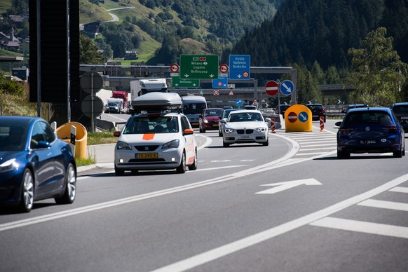 Autos am Suedportal des Gotthard-Strassentunnels anlaesslich des 40. Jahrestages der Eroeffnung des Gotthard-Strassentunnels, am Samstag, 5. September 2020, in Airolo. (KEYSTONE/Ti-Press/Alessandro Cr ...