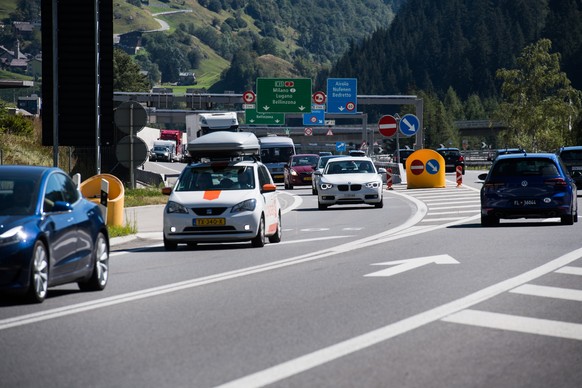 Autos am Suedportal des Gotthard-Strassentunnels anlaesslich des 40. Jahrestages der Eroeffnung des Gotthard-Strassentunnels, am Samstag, 5. September 2020, in Airolo. (KEYSTONE/Ti-Press/Alessandro Cr ...