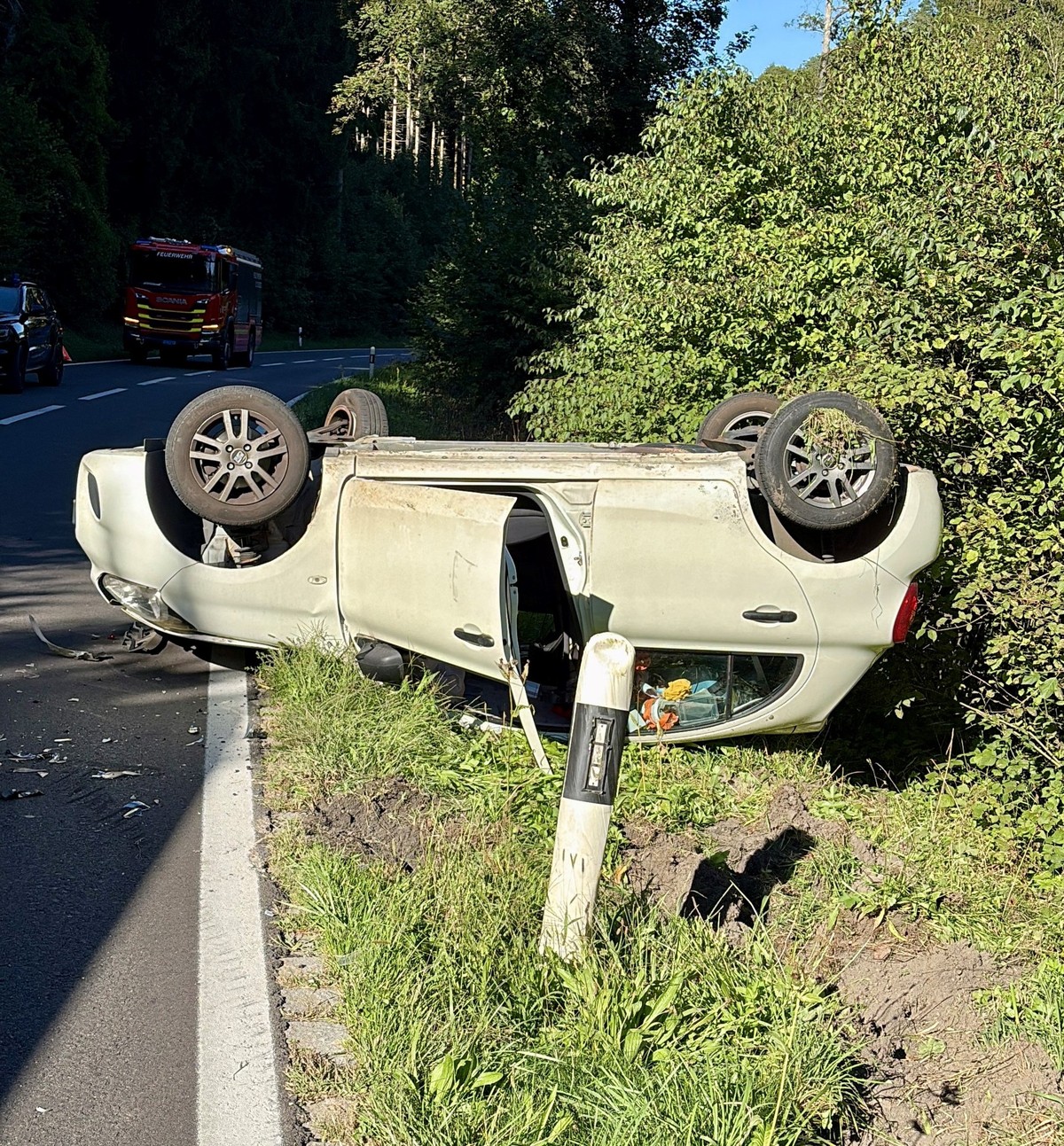 Das entgegenkommende Auto wurde vom überholenden Fahrzeug eines 63-jährigen Schweizers frontal getroffen und überschlug sich. Fahrer und Beifahrerin mussten leicht verletzt ins Spital.