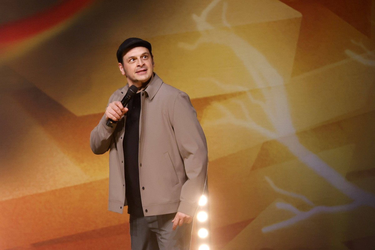 Komiker Kaya Yanar bei seinem Auftritt im Rahmen der Tour mit dem Titel Fluch der Familie in der Lanxess-Arena. Köln, 04.05.2023 NRW Deutschland *** Comedian Kaya Yanar during his performance as part  ...