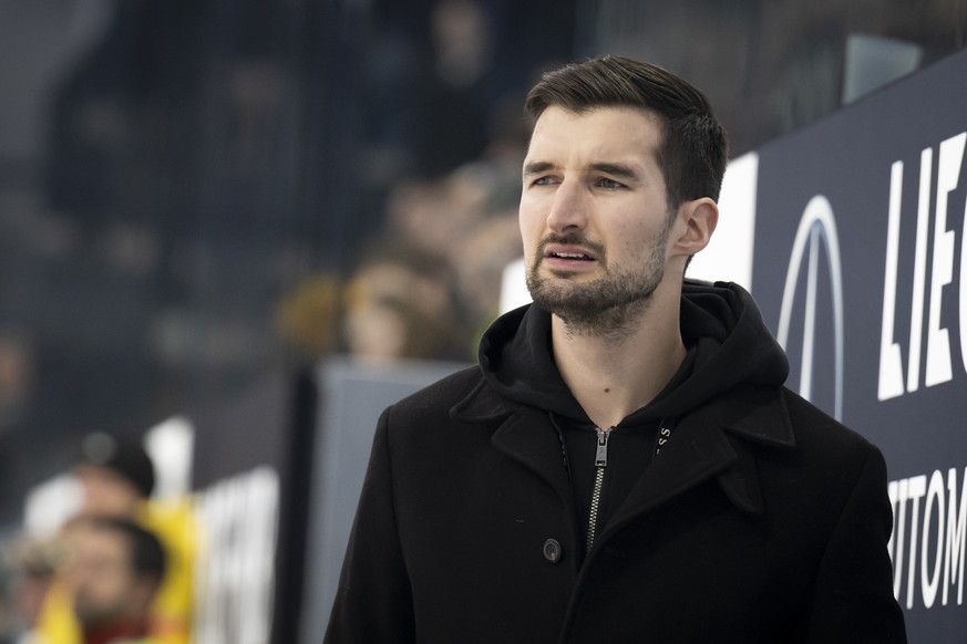 Luganos Cheftrainer Luca Gianinazzi reagiert beim Eishockey Meisterschaftsspiel der National League A zwischen den HC Fribourg Gotteron und HC Lugano, am Dienstag, 20. Dezember 2022, in der BCF Arena  ...