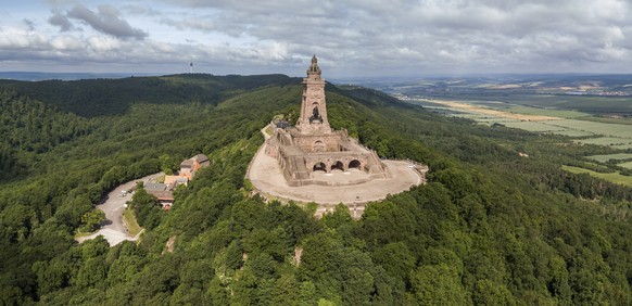 Irgendwo dort drinnen schläft er, der rotbärtige Barbarossa. Kyffhäuser.