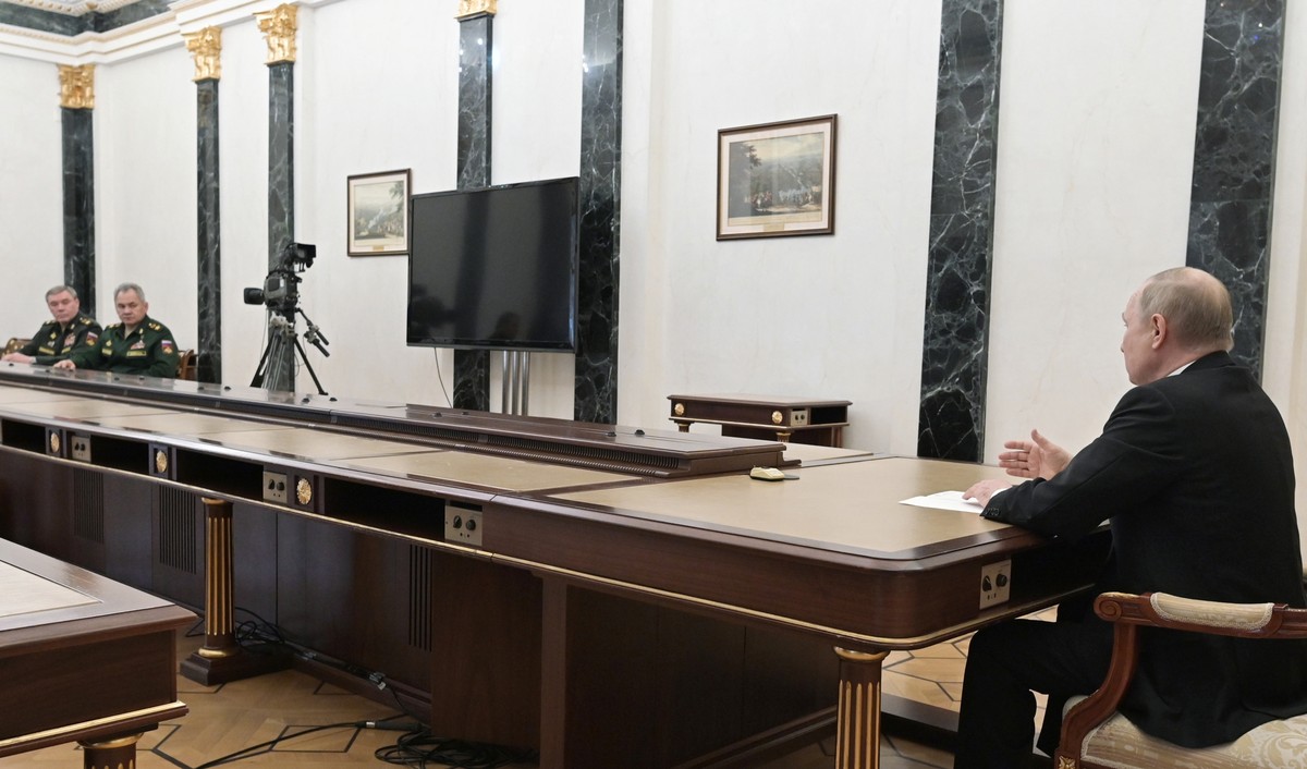 Russian President Vladimir Putin, right, speaks to Russian Defense Minister Sergei Shoigu, second left, and Head of the General Staff of the Armed Forces of Russia and First Deputy Defense Minister Va ...