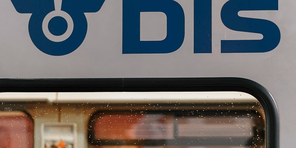 Die BLS setzt künftig auf bargeldlose Billetautomaten.