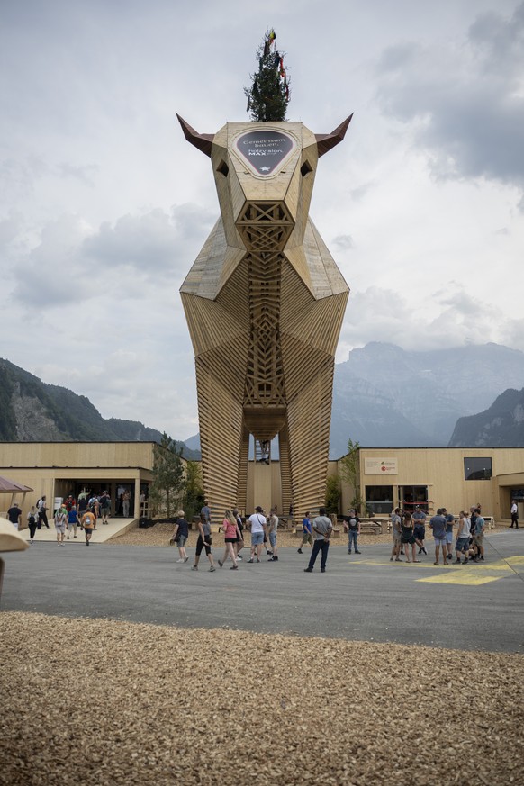 Muni Max und der Gabentempel des Eidgenoessischen Schwing- und Aelplerfestes 2025 Glarnerland+, am Freitag, 15. August 2025, in Mollis. (KEYSTONE/Gian Ehrenzeller)