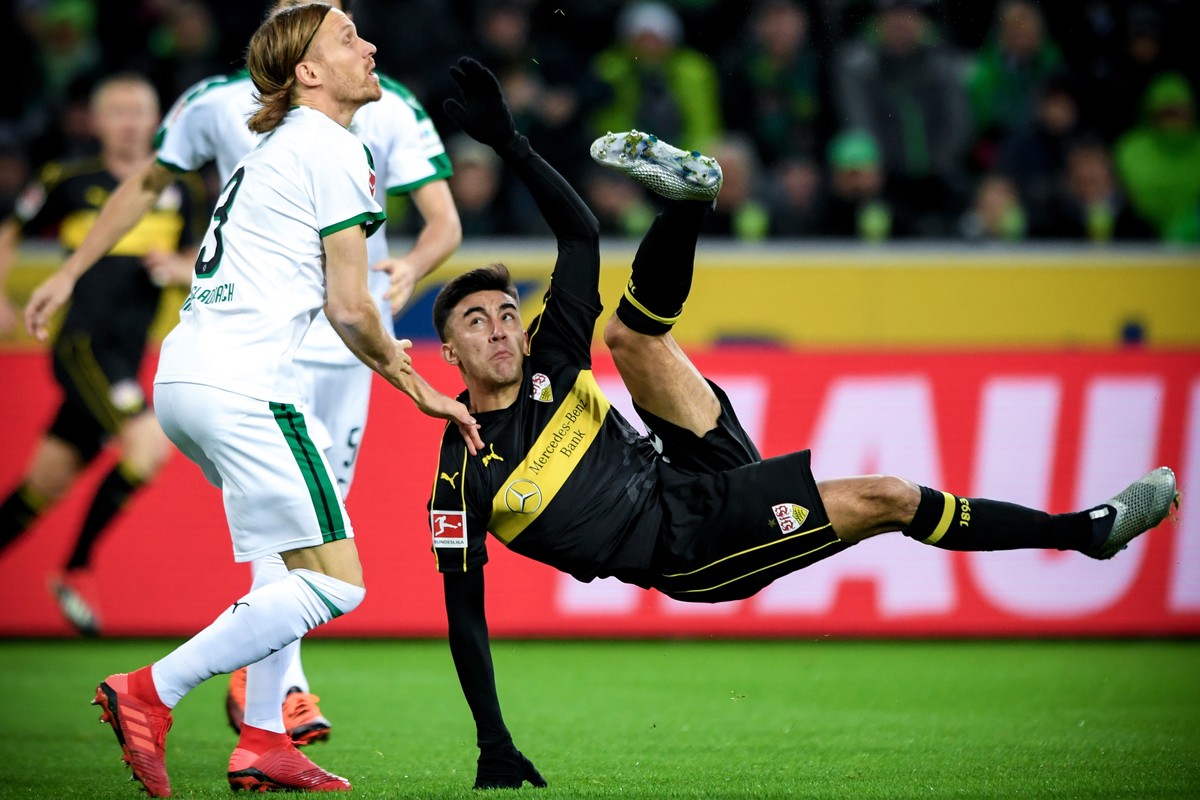 epa07220023 Stuttgart's Nicolas Gonzalez (R) in action against Moenchengladbach's Michael Lang (L) during the German Bundesliga soccer match between Borussia Moenchengladbach and VfB Stuttga ...