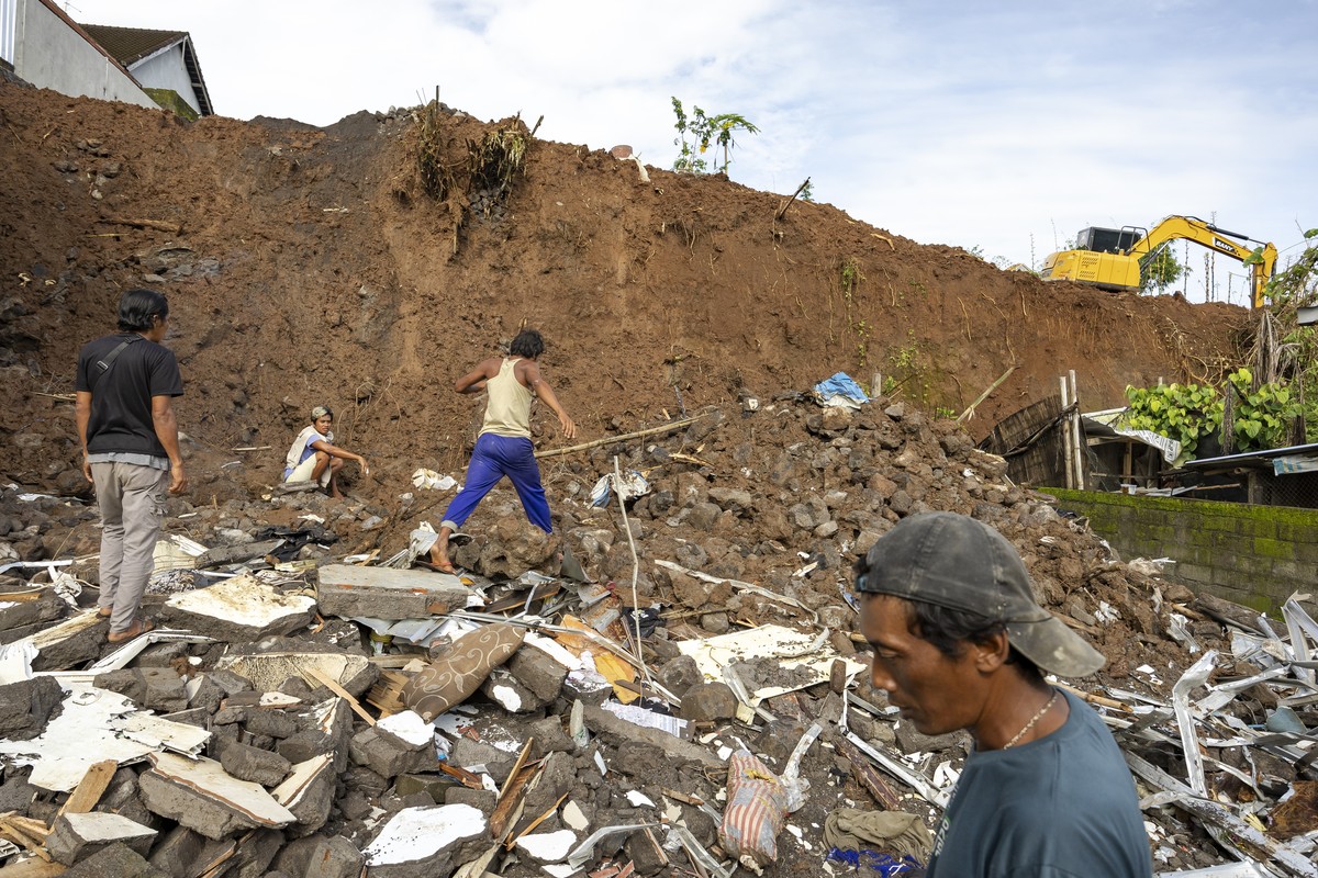 epaselect epa11840960 People search for their belonging at the landslide site that occurred on 20 January in Denpasar, Bali, Indonesia, 21 January 2025. The Bali Regional Disaster Management Agency (B ...