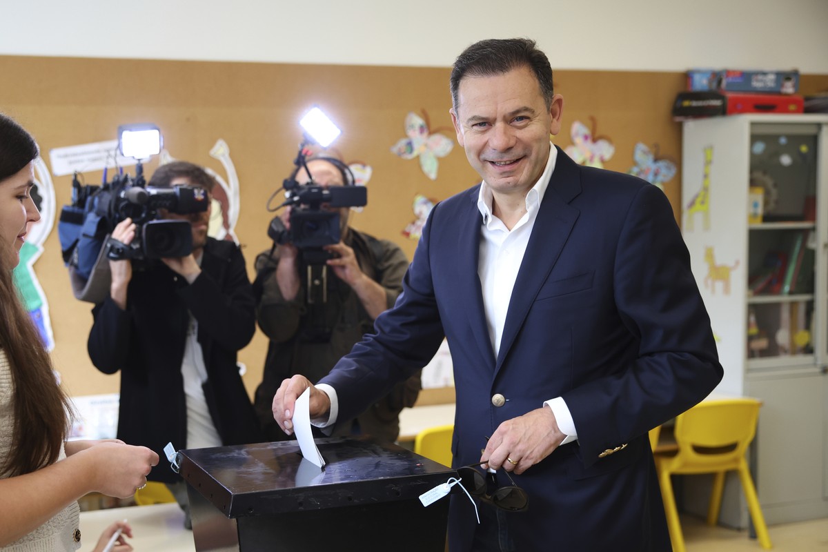 Incumbent Prime Minister and leader of the center-right Social Democratic Party Luis Montenegro casts his ballot in Portugal's general election at polling station in Espinho, Portugal, Sunday, Ma ...