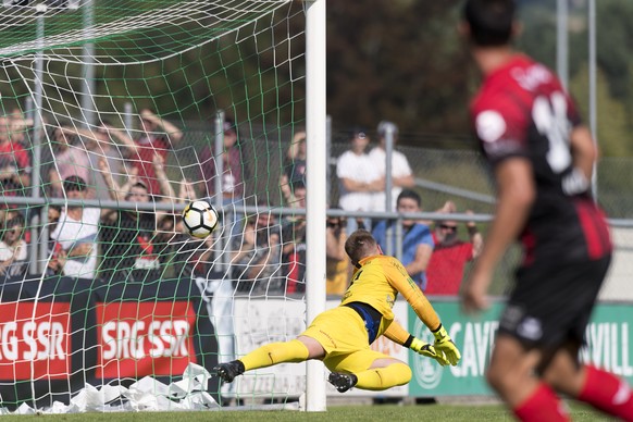 Le gardien yverdonnois Kevin Martin, gauche, encaisse le premier but de le joueur neuchatelois Raphael Nuzzolo, droite, lors de la rencontre de football du 1er tour 1/32 de finale de la Coupe Suisse e ...