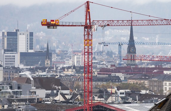 Blick auf das Verwaltungszentrum Werd, links, und die St. Jakobskirche, rechts, hinter Baukraenen in der Stadt, aufgenommen am Montag, 25. Oktober 2021 in Zuerich. (KEYSTONE/Ennio Leanza)