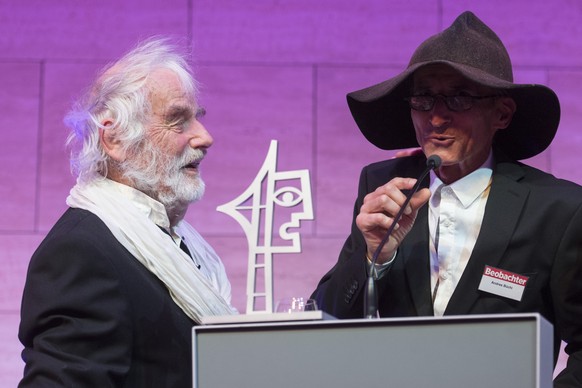 Am 17. November 2017 erhält Ernst Sieber (links) in Zürich den «Prix Courage Lifetime Award» des «Beobachter» verliehen.