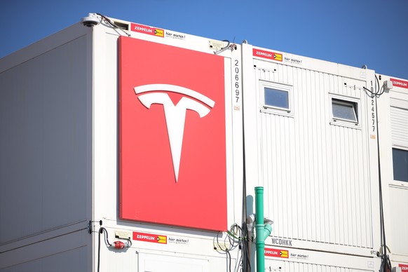 epa09842439 The Tesla logo is displayed during the opening day of the Tesla &#039;Gigafactory&#039; in Gruenheide near Berlin, Germany, 22 March 2022. EPA/CHRISTIAN MARQUARDT / POOL