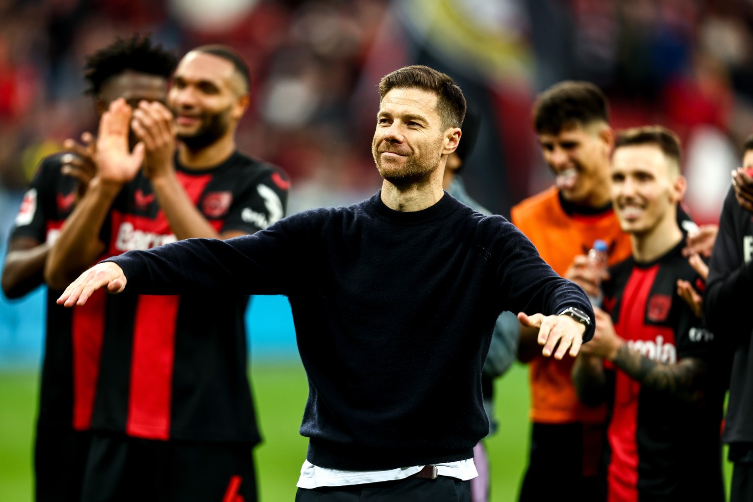 epa11251678 Leverkusen&#039;s head coach Xabi Alonso (C) and players celebrate after winning the German Bundesliga soccer match between Bayer 04 Leverkusen and TSG Hoffenheim in Leverkusen, Germany, 3 ...