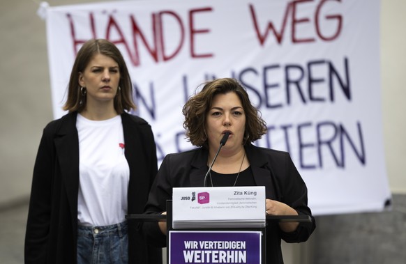 Tamara Funiciello, Nationalraetin SP-BE, spricht neben JUSO-Praesidentin Ronja Jansen, waehrend einer Medienkonferenz zum Thema &quot;Wir verteidigen weiterhin das Recht auf Abtreibung!&quot;, am Dien ...