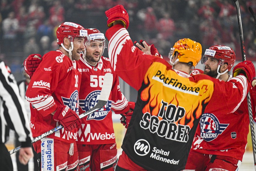 SC Rapperswil-Jona Lakers Andrew Rowe, Maxim Noreau, Roman Cervenka und Fabian Maier, von links, bejubeln das 3-2 von Rowe, im Eishockeyspiel der National League zwischen den Rapperswil-Jona Lakers un ...