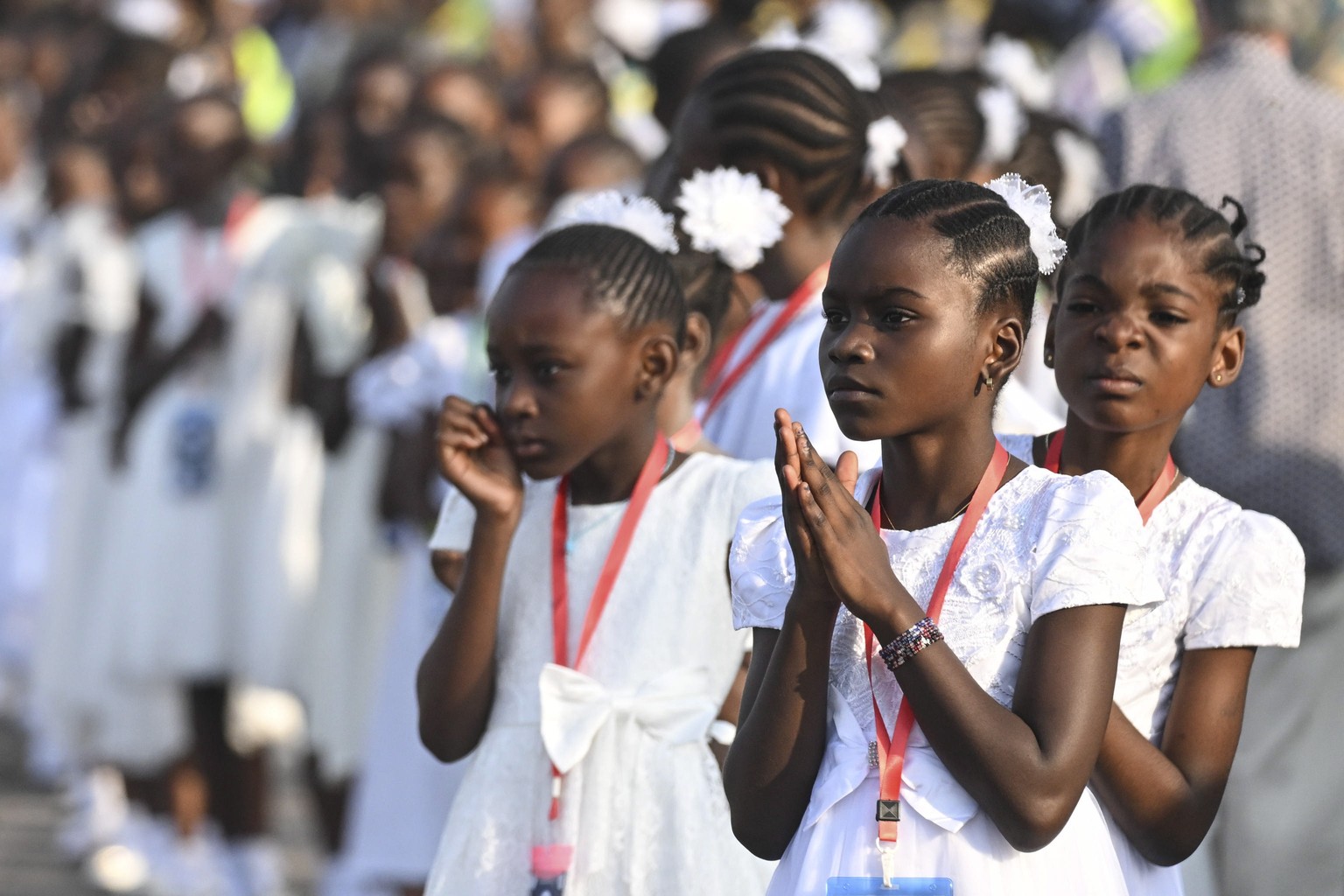 epa10442272 Young girls stand in a line wainting for Pope Francis upon his arrival, to celebrate Holy Mass, in the area of the Ndolo Airport in the Kinshasa city during the Apostolic Journey of His Ho ...