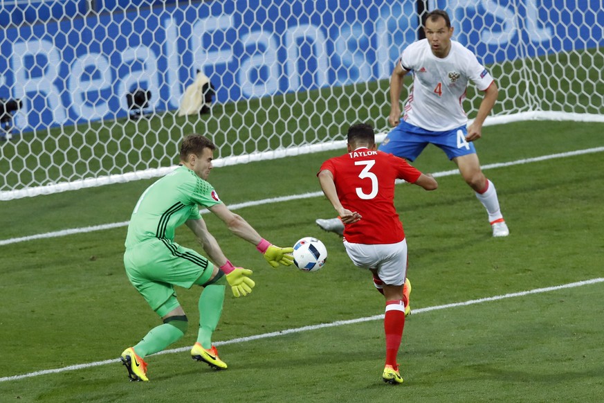 Der Moment, in dem Neil Taylor das 2:0 für Wales erzielt.