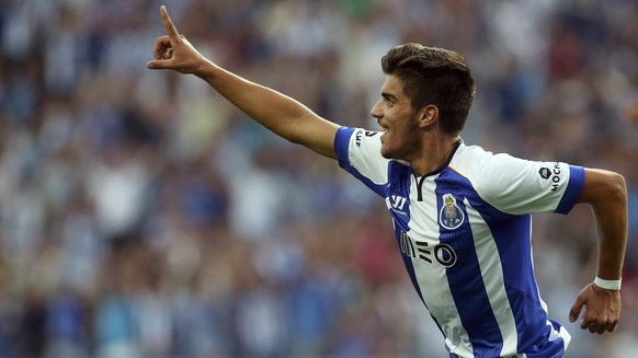 epa04355533 FC Porto&#039;s Ruben Neves celebrates after scoring a goal during their Portuguese First League soccer match against Maritimo held at Dragao stadium in Porto, Portugal, 15 August 2014. Ru ...