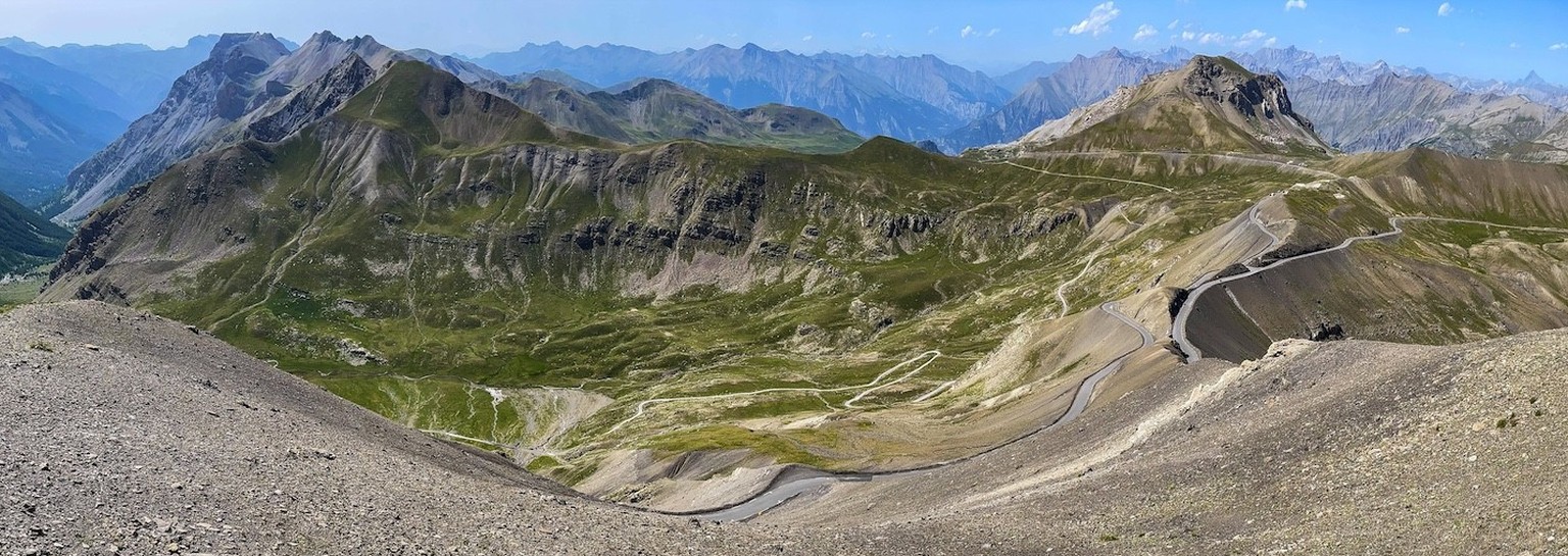 IMAGO / imagebroker

Panoramablick vom Cime de la Bonette nach Nordost auf hochalpine Berglandschaft, im Vordergrund höchste asphaltierte Straße in den Alpen, Ringstraße um Cime de la Bonette, in der  ...