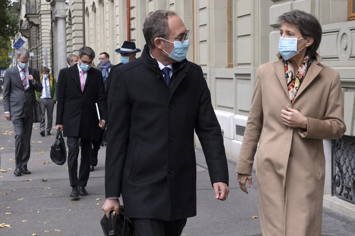 CAPTION CORRECTION: CORRECTS NAME - Bundespraesidentin Simonetta Sommaruga, rechts, und Christian Rathgeb, Praesident der Konferenz der Kantonsregierungen, auf dem Weg zu einer Medienkonferenz anlaess ...